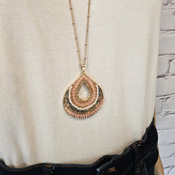 STATEMENT NECKLACE - Long gold and pink beaded medallion - Picture 6 of 6